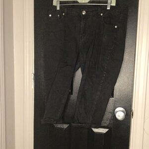 #824.  Black Cropped Jeans